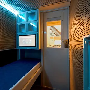 מלון קפסולה Resting Pods - Zzzleepandgo Wien Airport, שווכאט